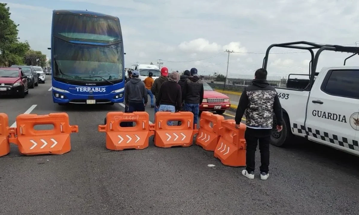Cierran la autopista México-Puebla para exigir la liberación de tres campesinos