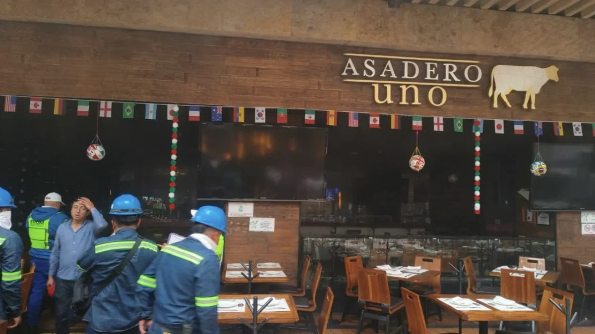 Evacuan a 800 personas por incendio en restaurante del Centro Comercial Santa Fe