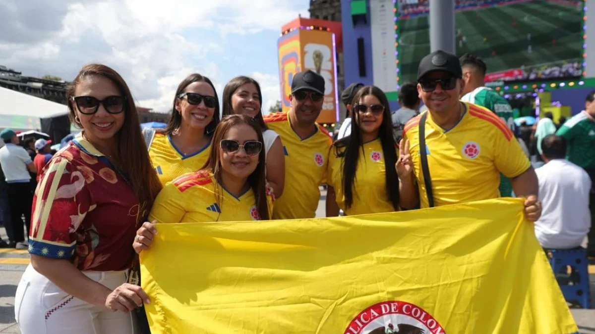 Extranjeros mexicanos disfrutan del Fan Fest Zócalo