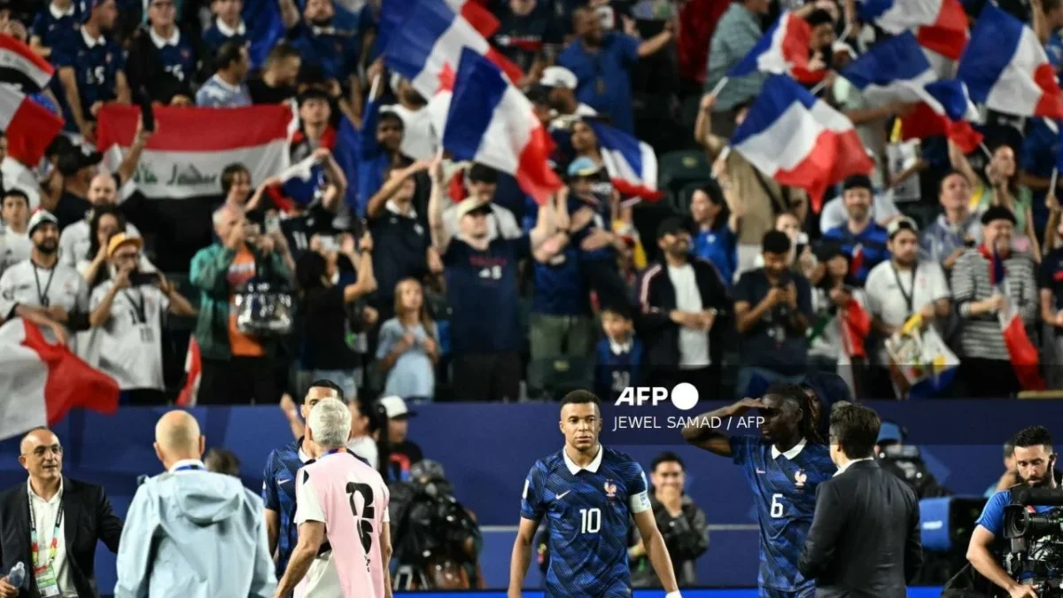 Francia golea a Irak y Mbappé se mantiene al acecho de Messi