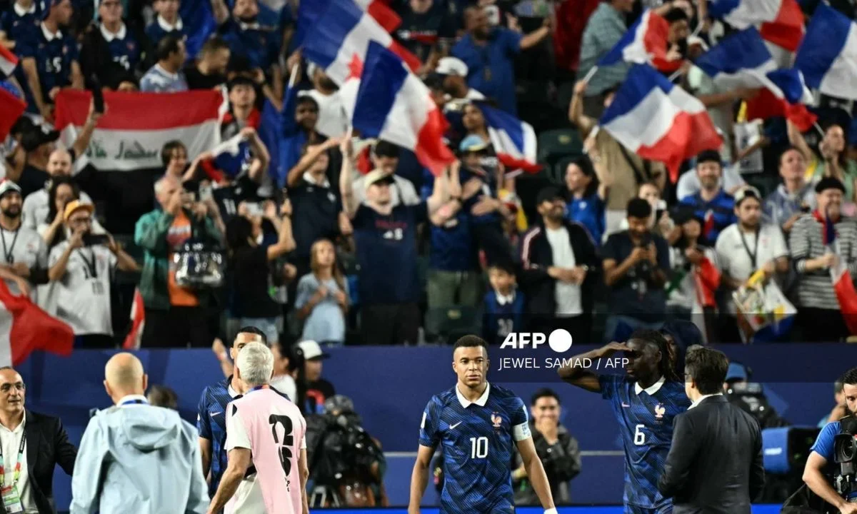 Francia golea a Irak y Mbappé se mantiene al acecho de Messi