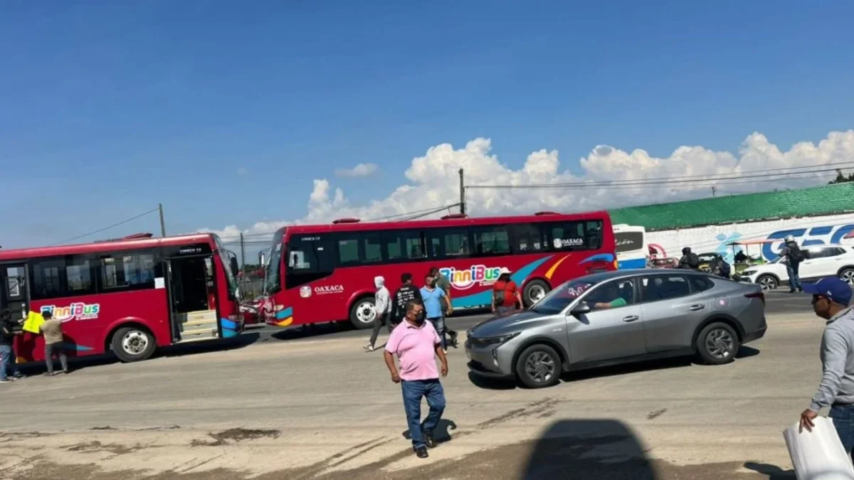 Integrantes de la CNTE toma aeropuerto de Oaxaca y se aposta afuera de instalaciones de Pemex