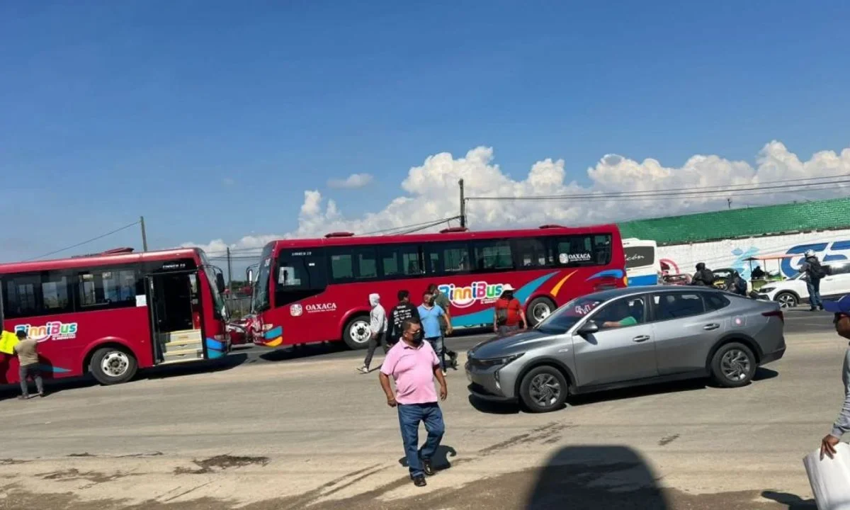 Integrantes de la CNTE toma aeropuerto de Oaxaca y se aposta afuera de instalaciones de Pemex
