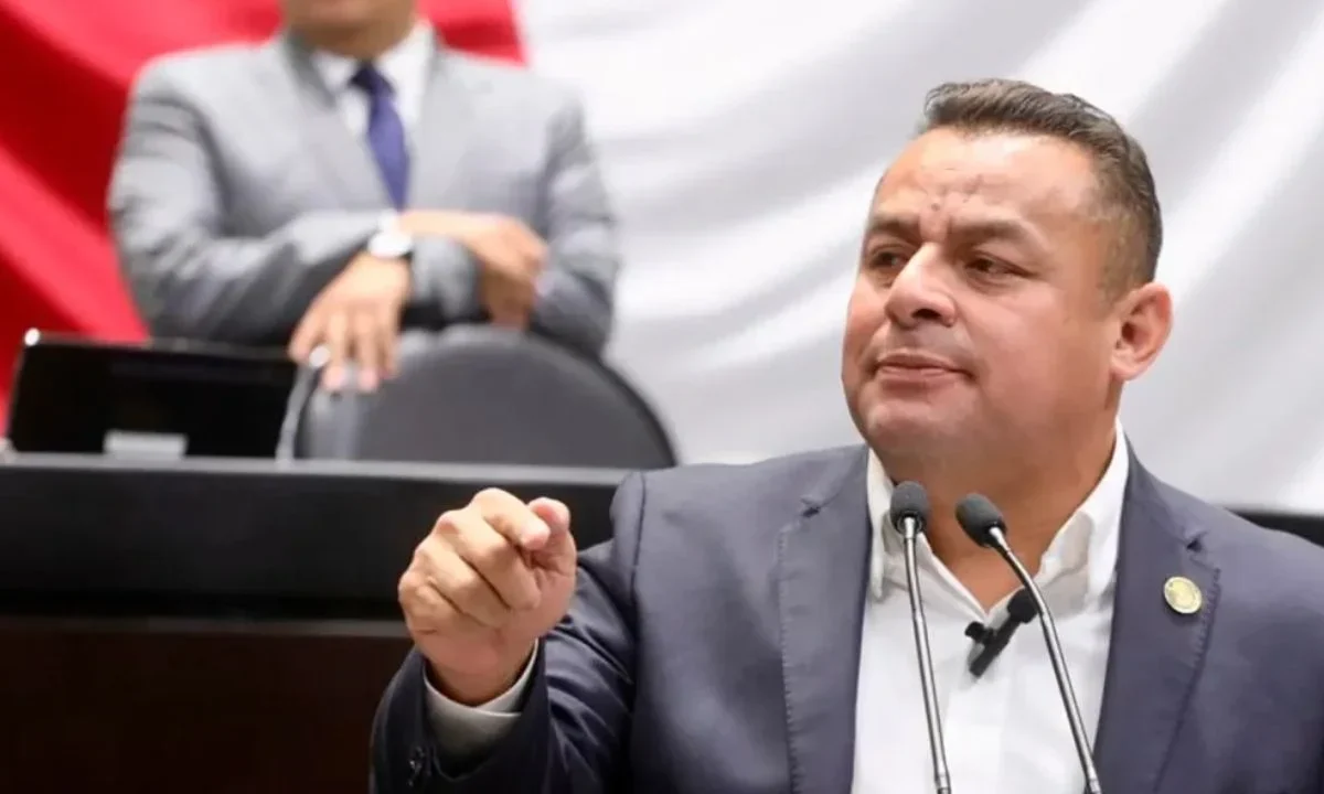 Llorando, Erubiel Alonso renuncia al PRI, pero se va a MC