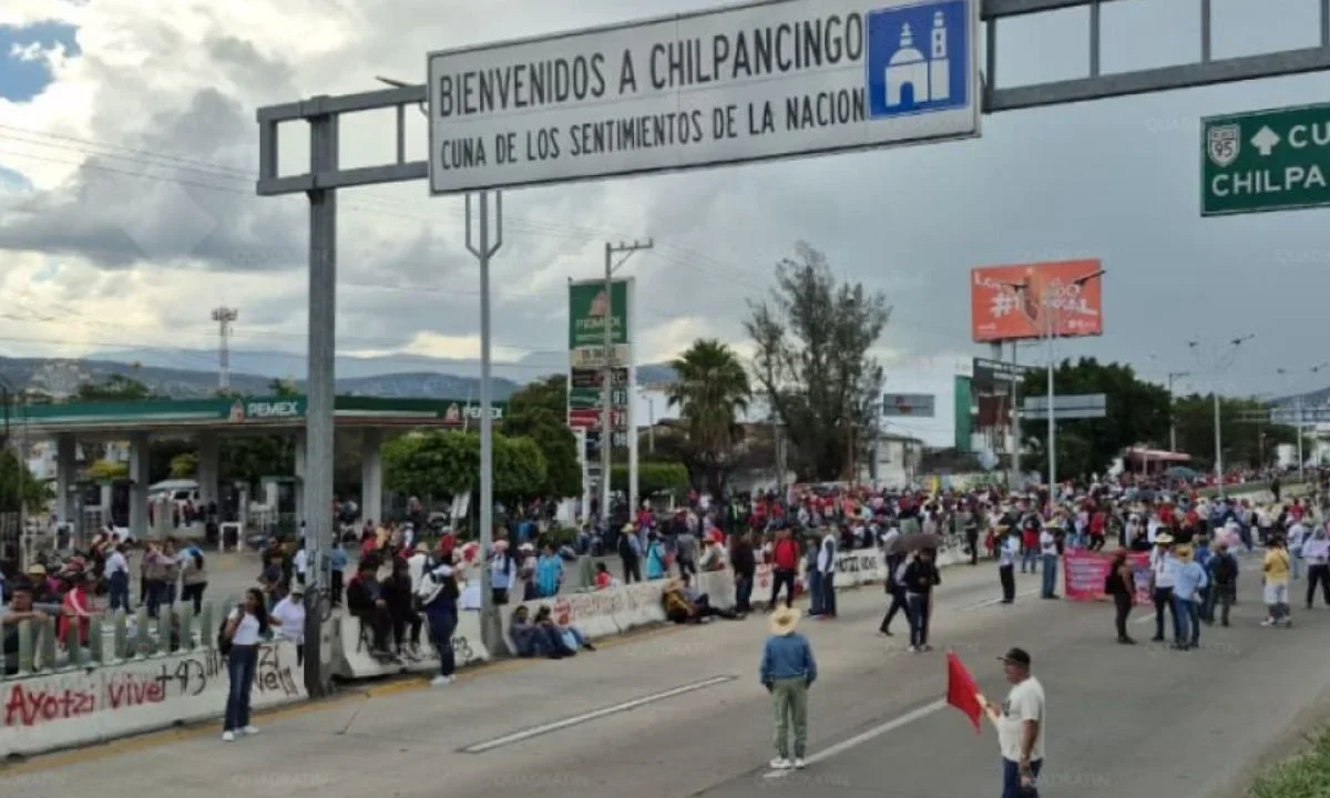 Maestros levantan bloqueo en la Autopista del Sol, tras 4 horas