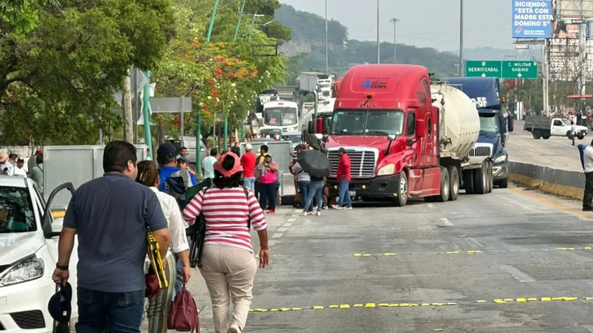Maestros paralizan Tuxtla Gutiérrez, Chiapas con cierre de cuatro accesos principales