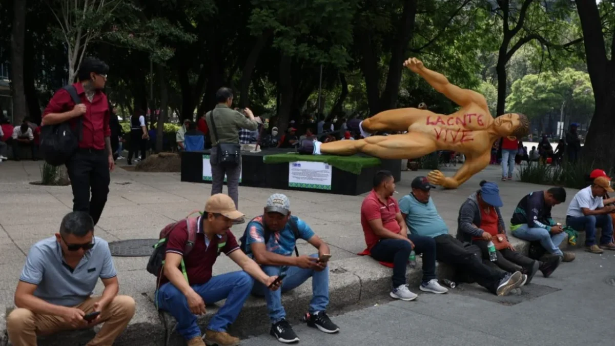 Manifestantes de la CNTE derriban estatuas mundialistas