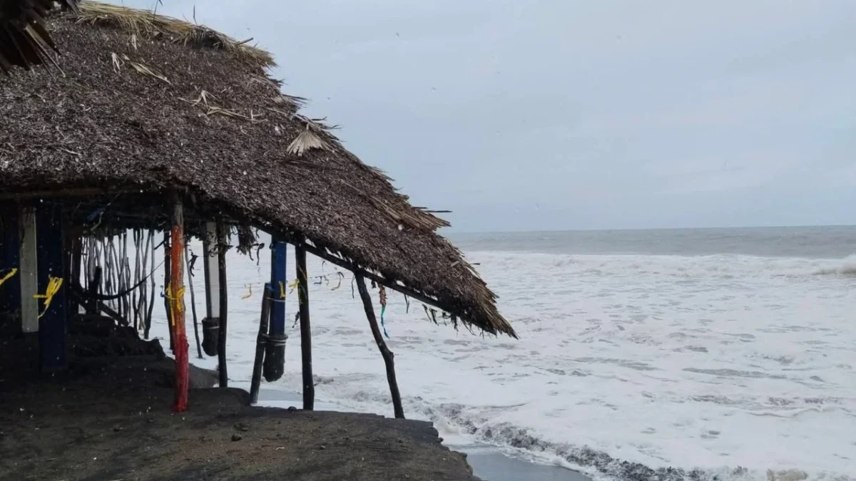 'Mar de fondo' azota costas de Chiapas: oleaje de hasta 3 metros y alerta por 'Cristina'