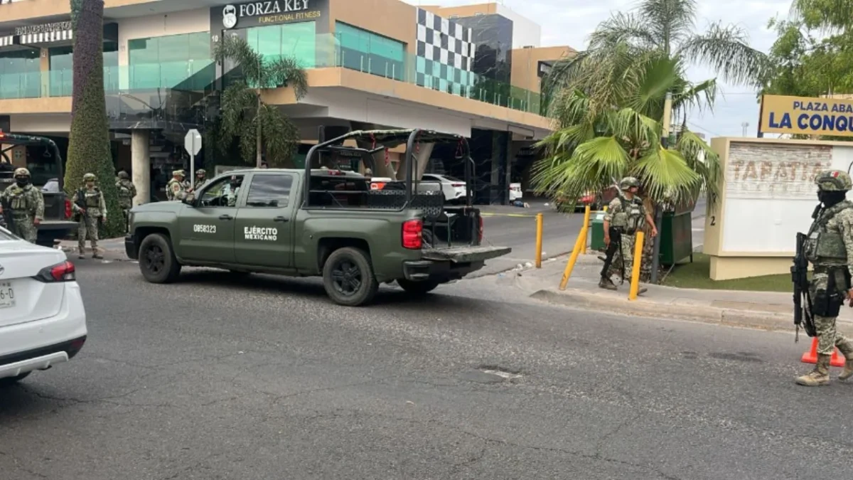 Matan a balazos a hombre en estacionamiento de plaza comercial en Culiacán
