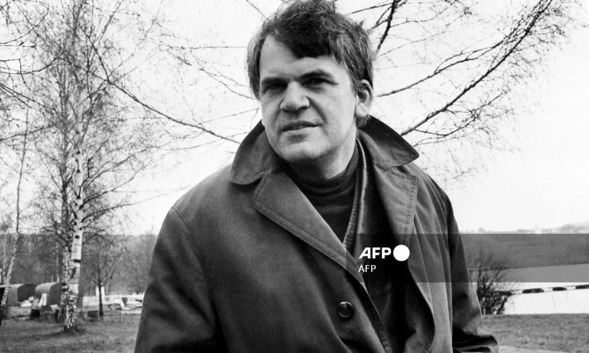 Milan Kundera y su esposa tienen sepultura digna de sus historias literarias