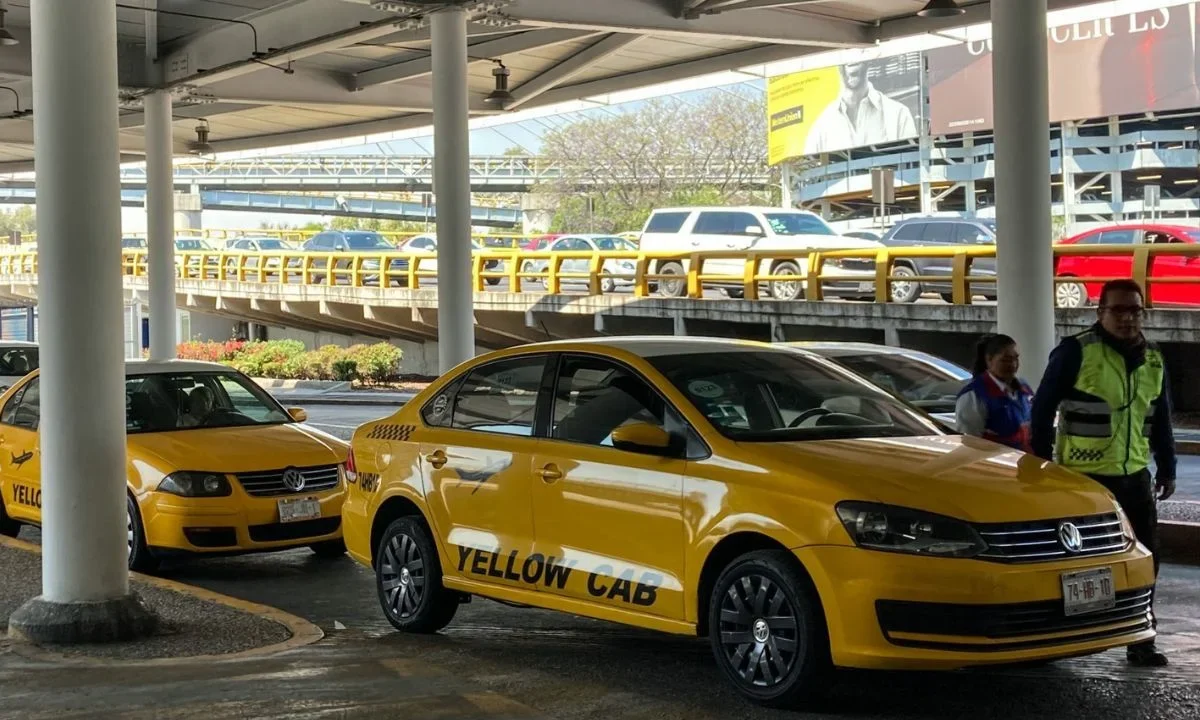 Permisionarios del AICM denuncian a taxistas irregulares bajo amparo federal