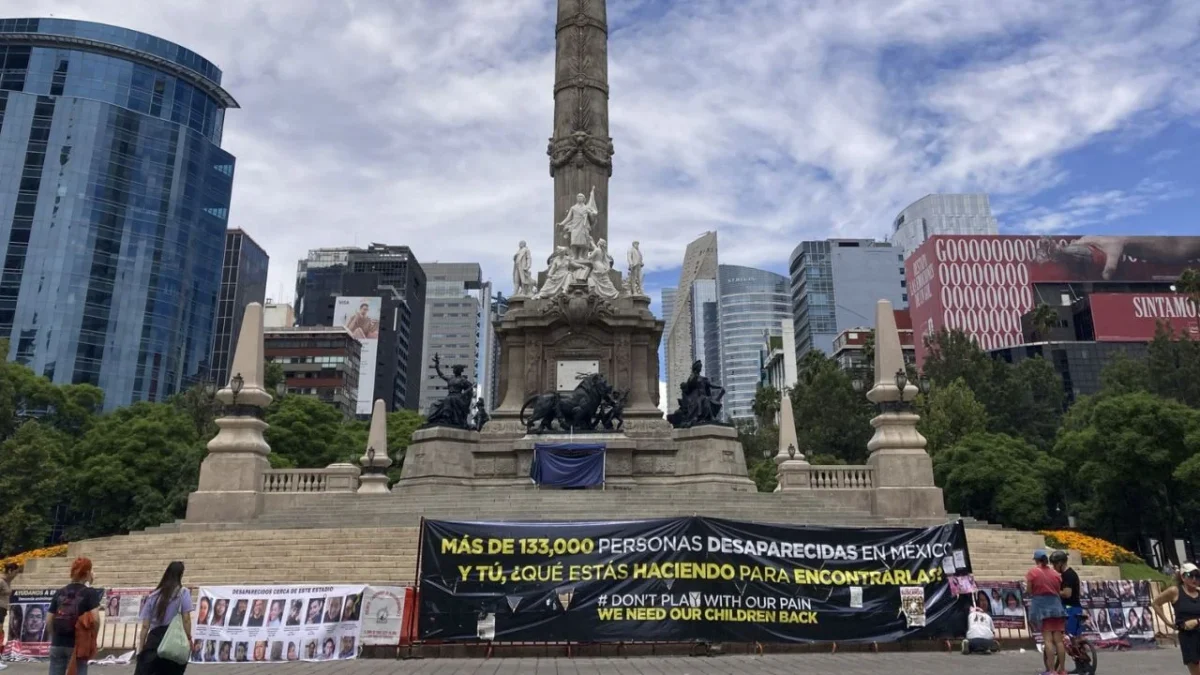 Previo al México-Chequia, familias buscadoras se manifiestan en sedes mundialistas