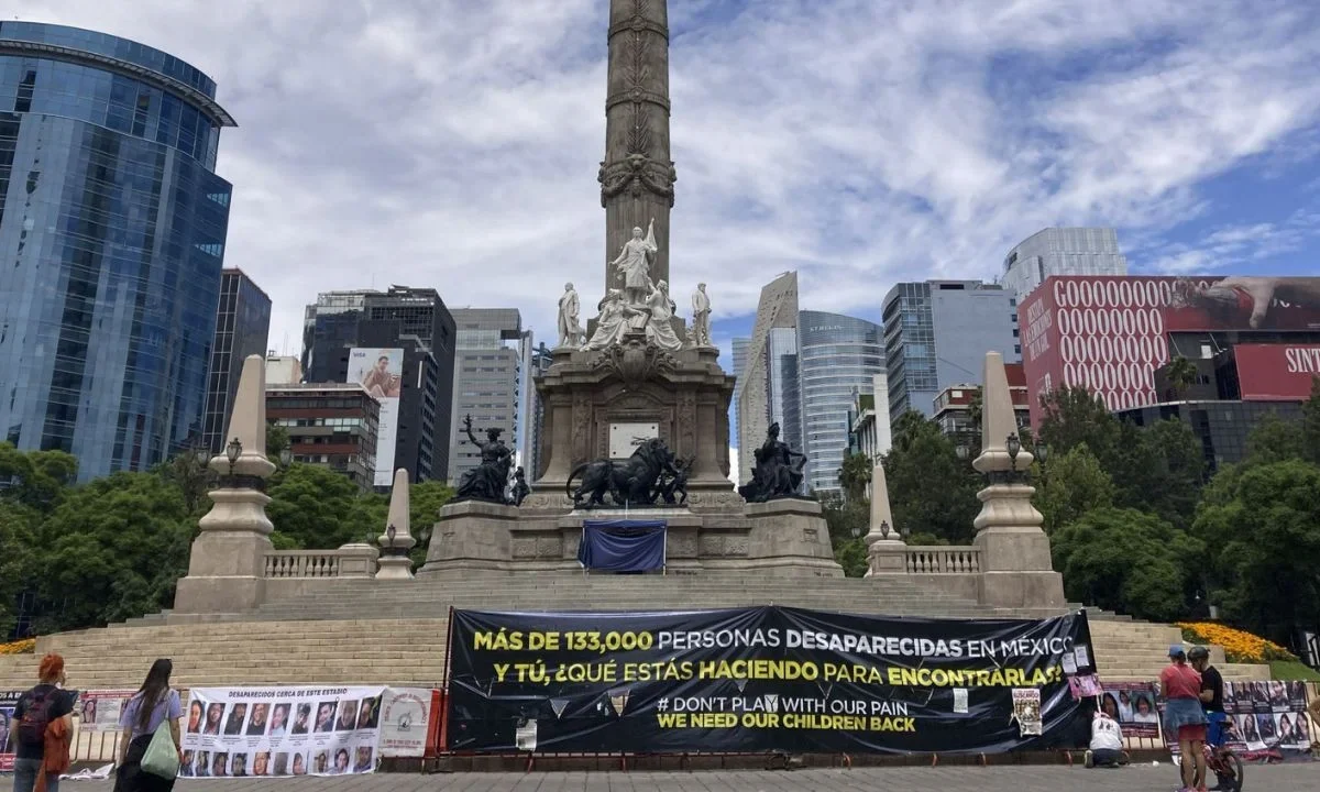 Previo al México-Chequia, familias buscadoras se manifiestan en sedes mundialistas