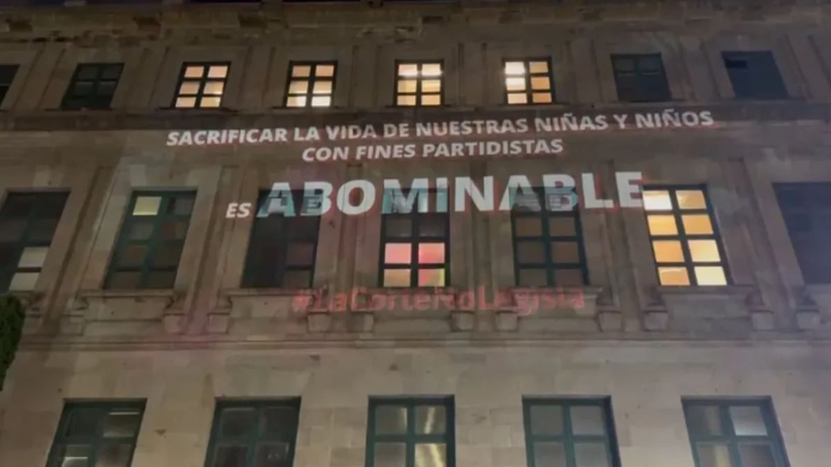 Proyectan mensajes contra ministros en fachada de la SCJN