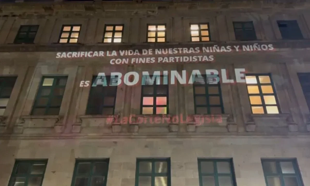 Proyectan mensajes contra ministros en fachada de la SCJN