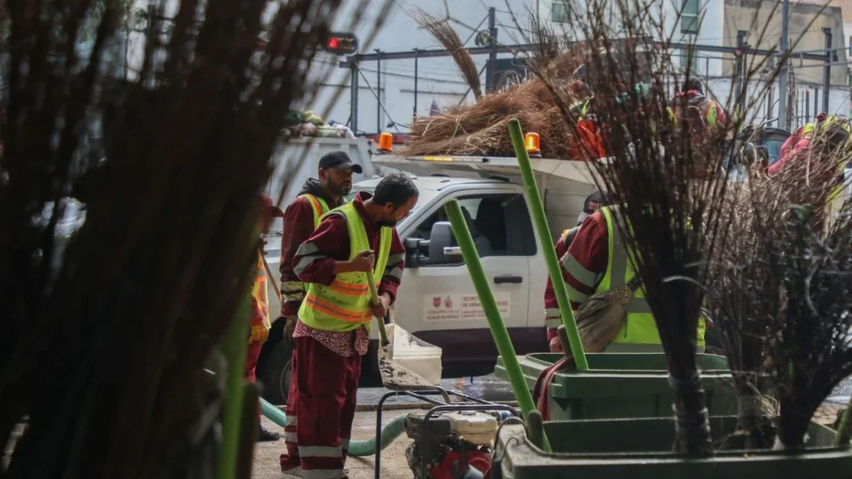 Reconoce Brugada a personal de limpieza tras festejos en el Ángel