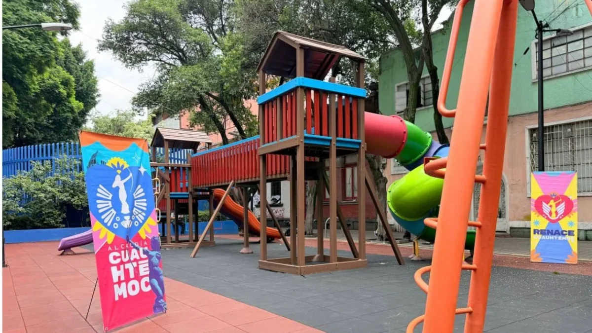 Rojo de la Vega renueva zona de juegos en Plaza Giordano Bruno en la Cuauhtémoc