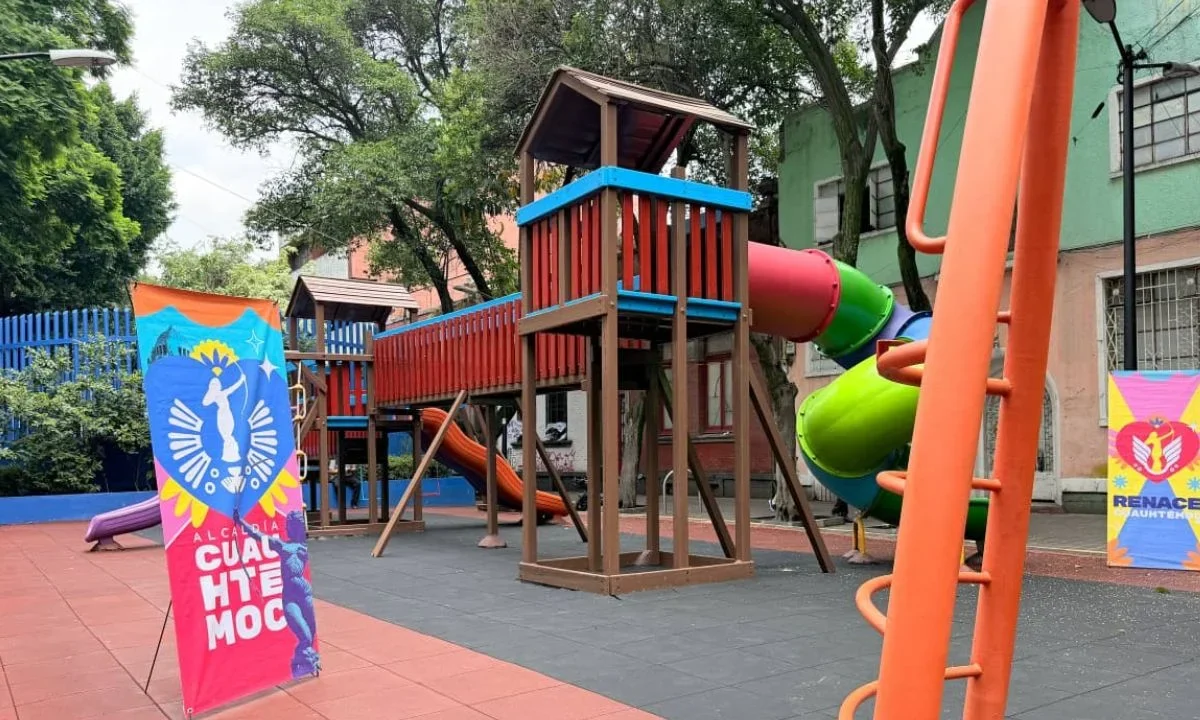 Rojo de la Vega renueva zona de juegos en Plaza Giordano Bruno en la Cuauhtémoc