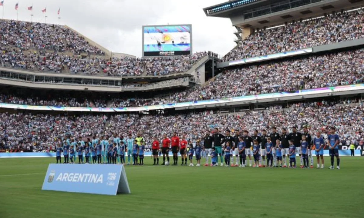 Algo inesperado ocurrió en el duelo amistoso entre las selecciones de Argentina y Honduras, tocan ‘Bombón Asesino’ en lugar del himno.