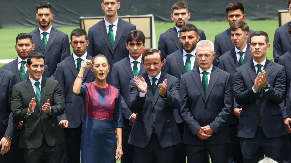 Guillermo Ochoa, en nombre de la Selección Mexicana, recibió el lábaro patrio de manos de la presidenta Claudia Sheinbaum.