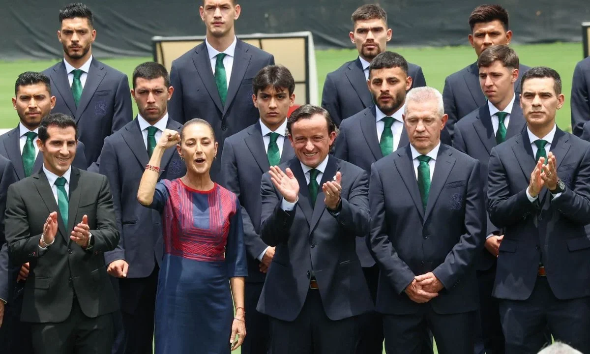 Guillermo Ochoa, en nombre de la Selección Mexicana, recibió el lábaro patrio de manos de la presidenta Claudia Sheinbaum.
