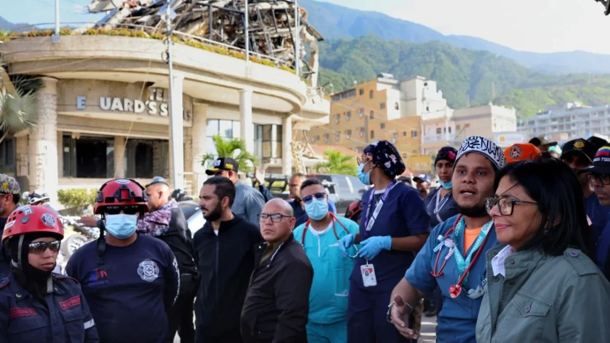 Edificios colapsaron en La Guaira donde la población denuncia la escasa presencia del gobierno de Delcy Rodríguez en labores de rescate.