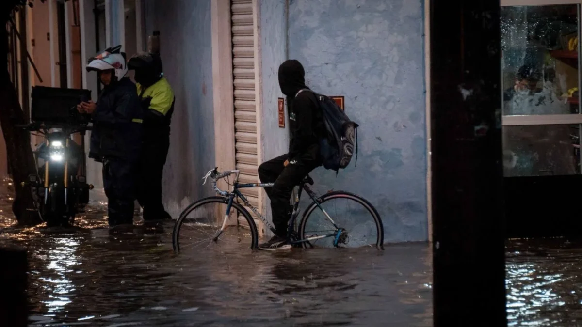 Autoridades activaron alerta roja por persistencia de lluvias fuertes para la noche de este jueves en dos alcaldías de la CDMX.