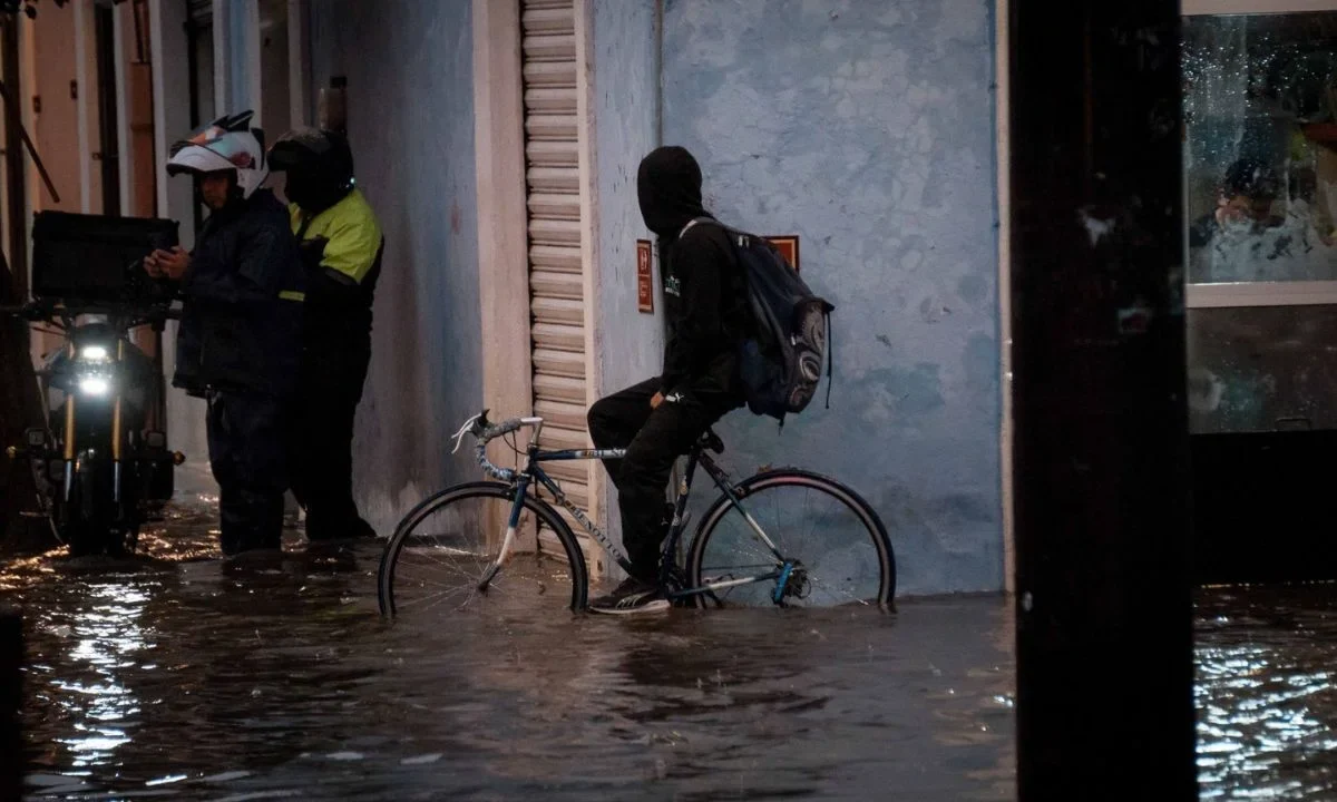 Autoridades activaron alerta roja por persistencia de lluvias fuertes para la noche de este jueves en dos alcaldías de la CDMX.
