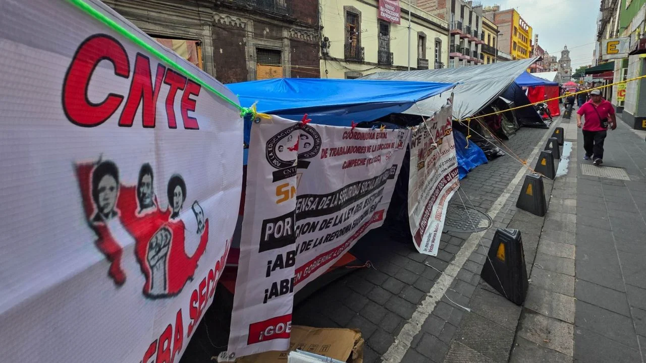 Acuerda la CNTE seguir con huelga y protestas en todo el país