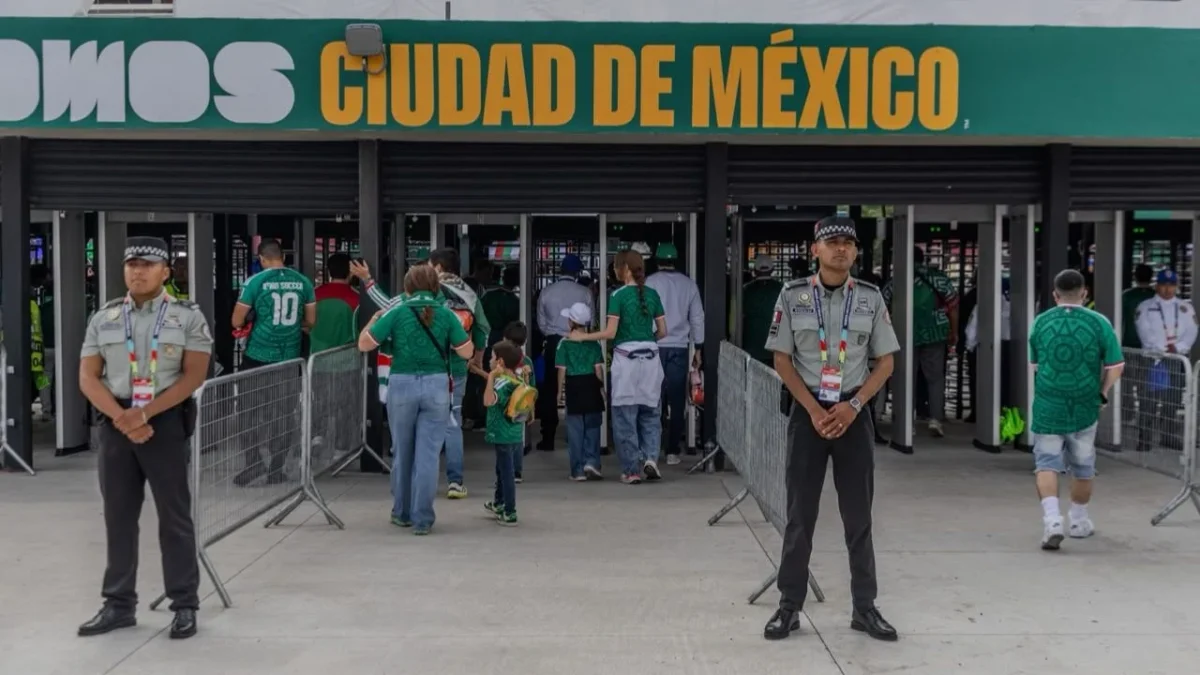 El aficionado que se desvaneció por un posible infarto en el Estadio Ciudad de México fue trasladado al Instituto Nacional de Cardiología.