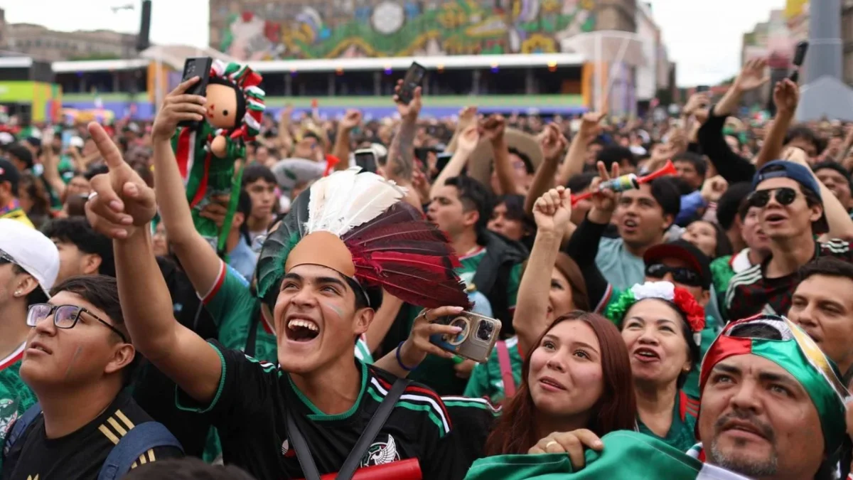 Aficionados soportaron de manera estoica la lluvia torrencial que cayó en el Fan Fest del Zócalo y disfrutaron del partido México vs Chequia.