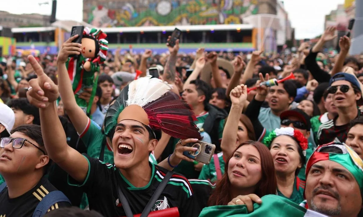 Aficionados soportaron de manera estoica la lluvia torrencial que cayó en el Fan Fest del Zócalo y disfrutaron del partido México vs Chequia.