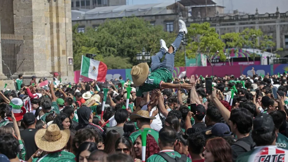 Miles de aficionados se dieron cita en el Fan Fest del Centro Histórico de Guadalajara, algunos derribaron vallas para ingresar a la fuerza.