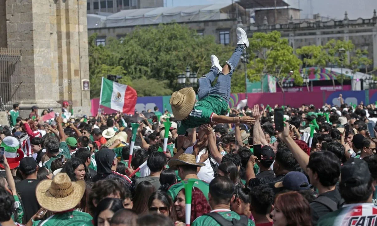 Miles de aficionados se dieron cita en el Fan Fest del Centro Histórico de Guadalajara, algunos derribaron vallas para ingresar a la fuerza.