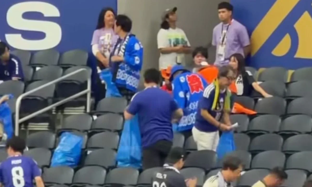 Aficionados de Japón repartieron bolsas a otros asistentes al partido en el Estadio BBVA para que no dejaran su basura tirada.