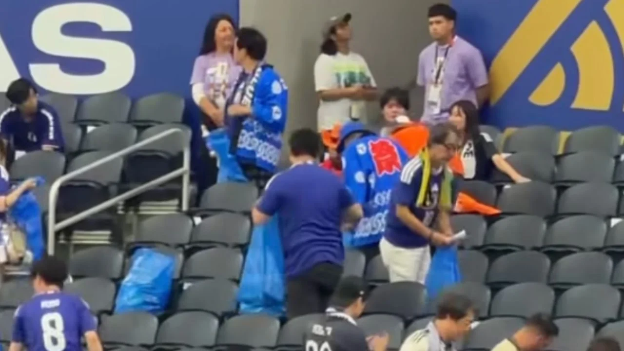 Aficionados de Japón reparten bolsas para recoger la basura en el Estadio de Rayados