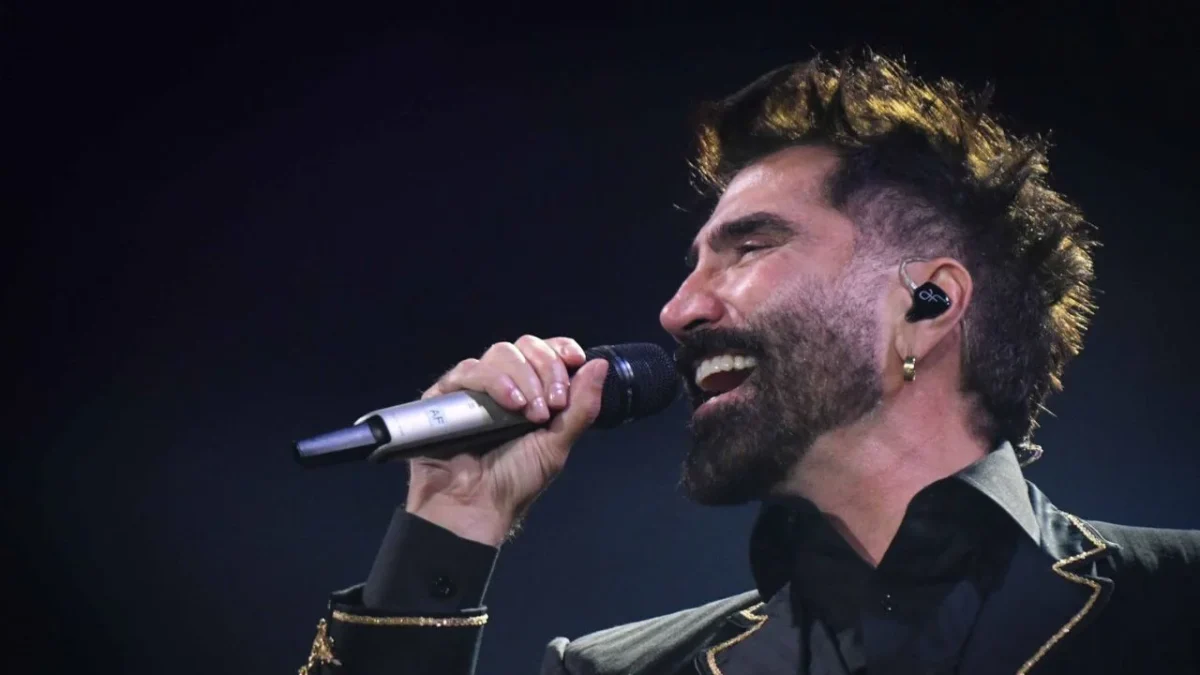 Alejandro Fernández, quien con motivo de la euforia del futbol, salió a dar 'La serenata más grande del mundo' en La Minerva.