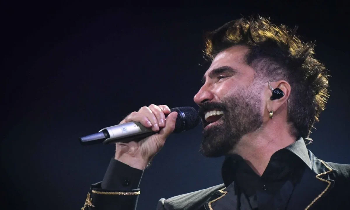 Alejandro Fernández, quien con motivo de la euforia del futbol, salió a dar 'La serenata más grande del mundo' en La Minerva.