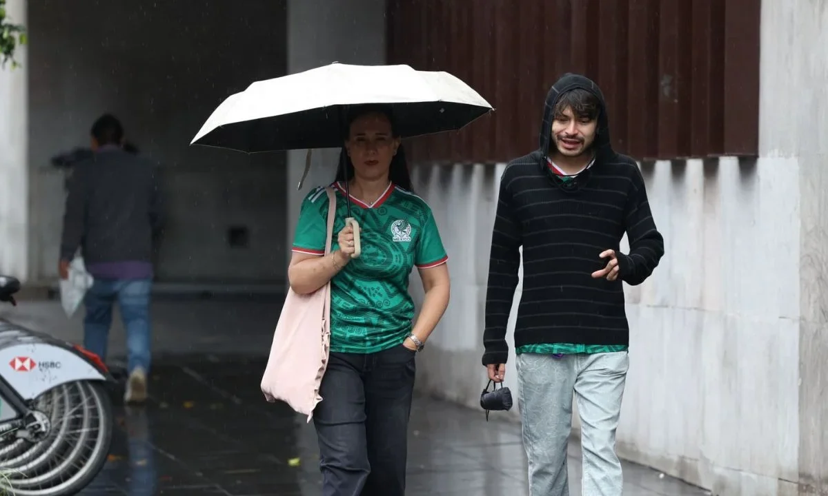En el marco de los festejos por el partido de México contra Ecuador, la SGIRPC mantiene activa la Alerta Naranja por lluvia y granizo.
