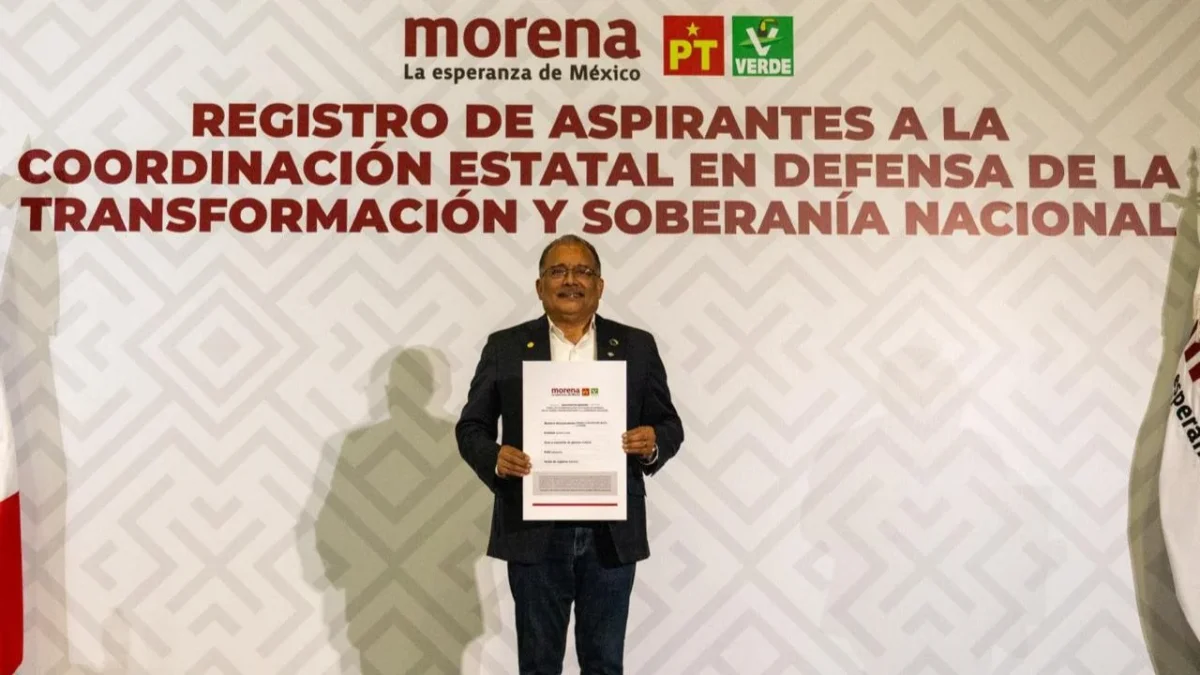Andrés Mijes acudió a la CDMX justo a su familia para hacer oficial su registro como aspirante a coordinador de la 4T en Nuevo León.