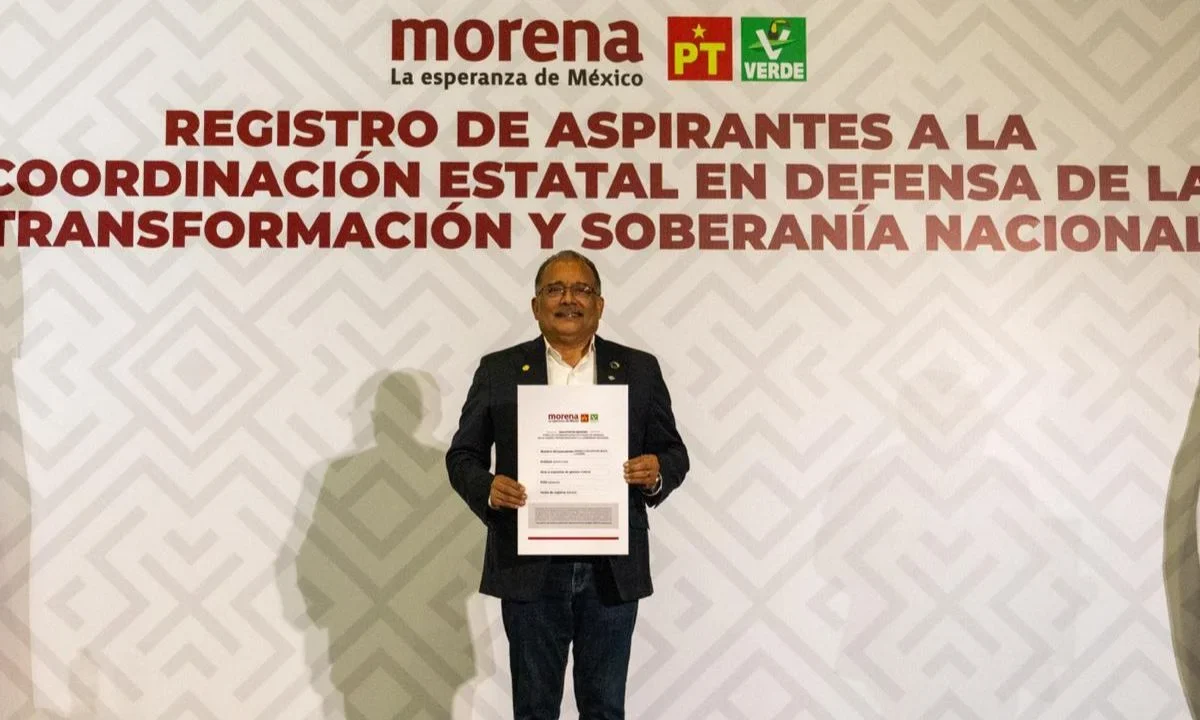 Andrés Mijes acudió a la CDMX justo a su familia para hacer oficial su registro como aspirante a coordinador de la 4T en Nuevo León.