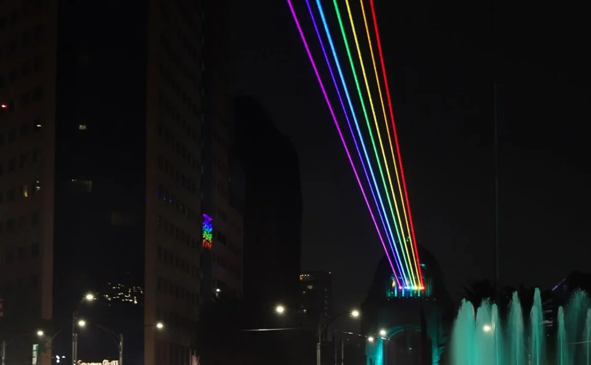 Instalación de la artista Yvette Mattern, llamada "Arcoíris Global" montadaen el Monumento a la Revolución