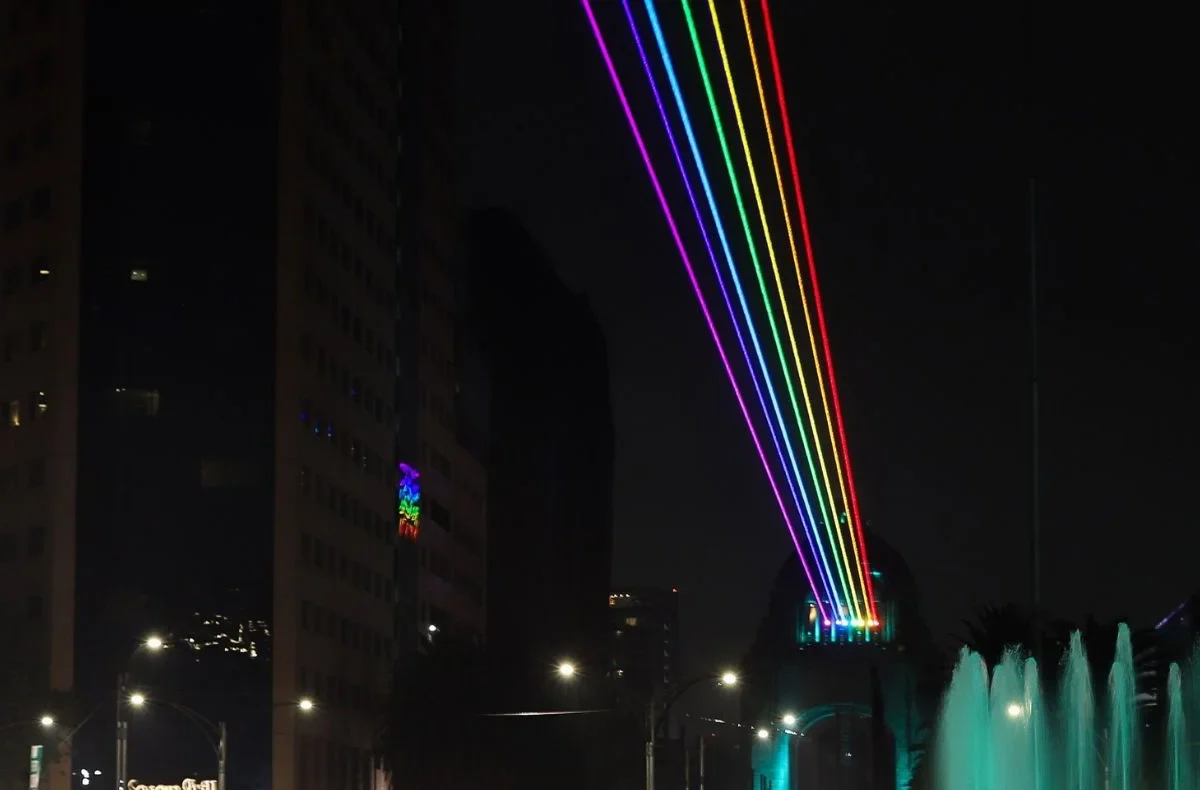 Instalación de la artista Yvette Mattern, llamada "Arcoíris Global" montadaen el Monumento a la Revolución