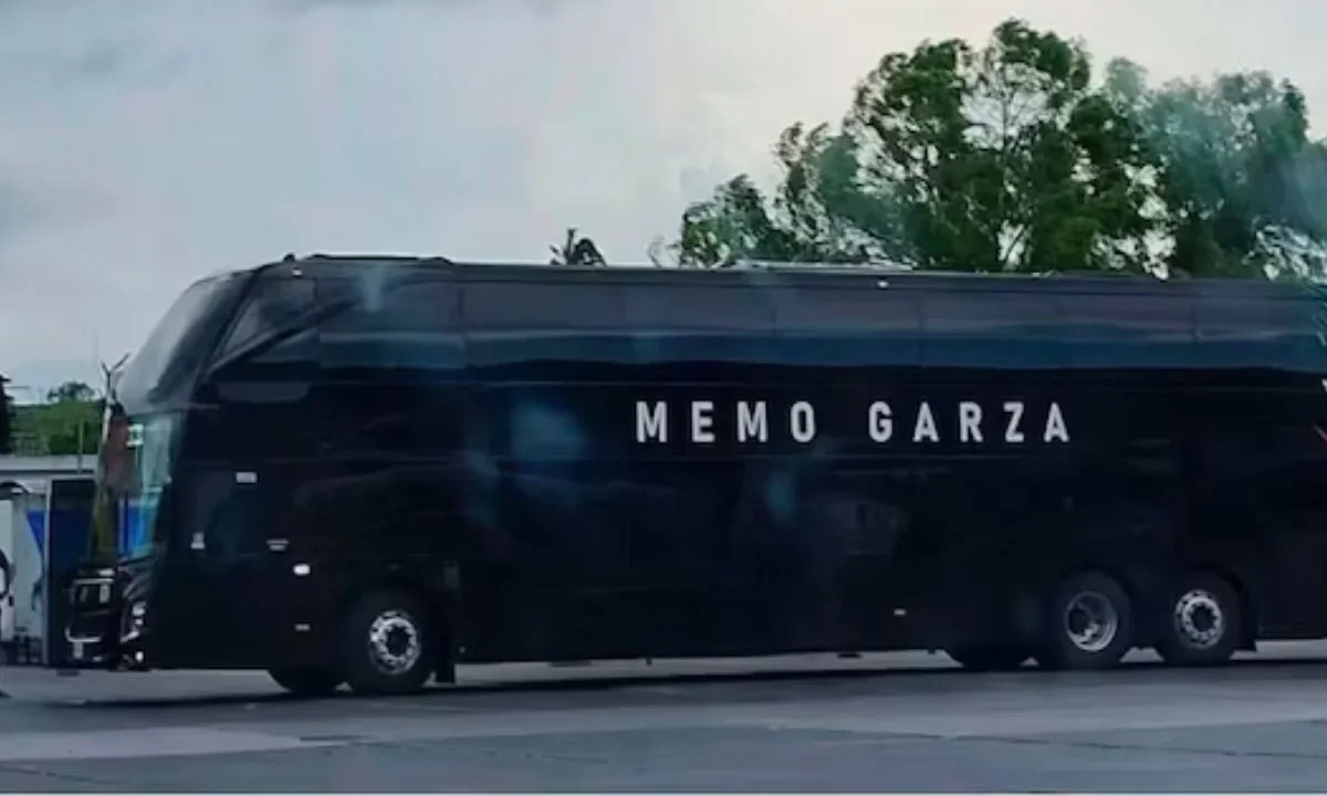 El camión donde viajaba el equipo de Memo Garza, exvocalista de ‘La Adictiva’, fue objetivo de un ataque armado, hay un herido.