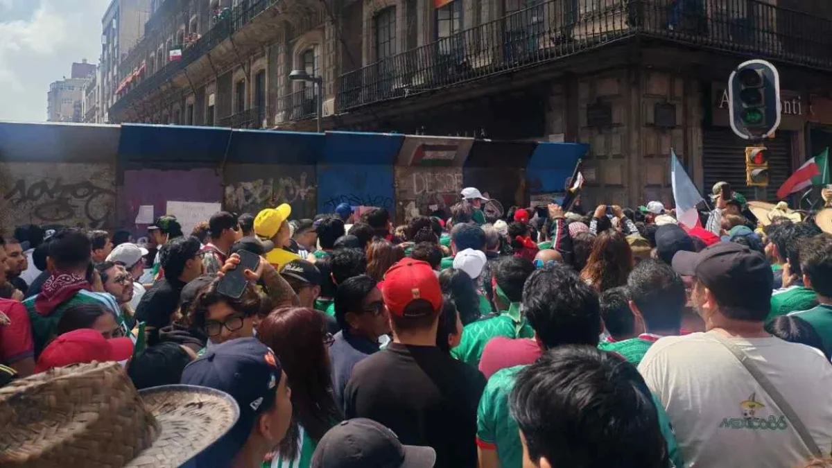 Campamento de la CNTE colapsa ingreso de aficionados al Fan Fest del Zócalo.