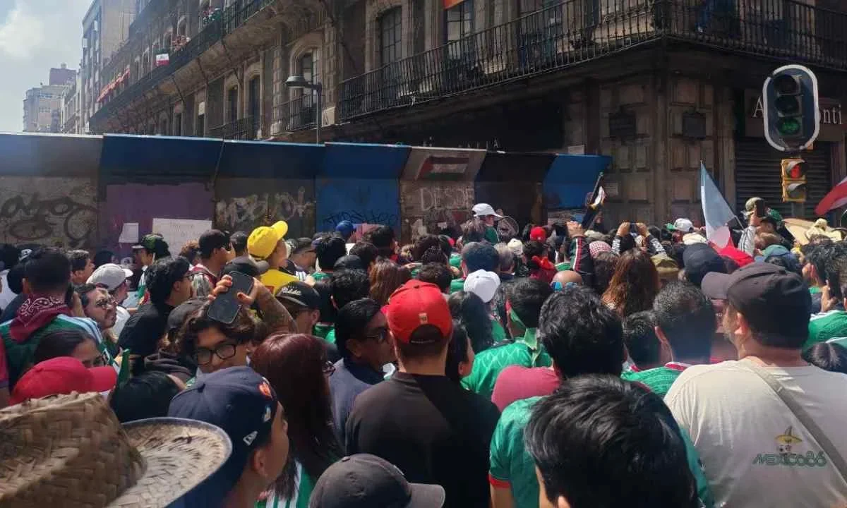 Campamento de la CNTE colapsa ingreso de aficionados al Fan Fest del Zócalo.