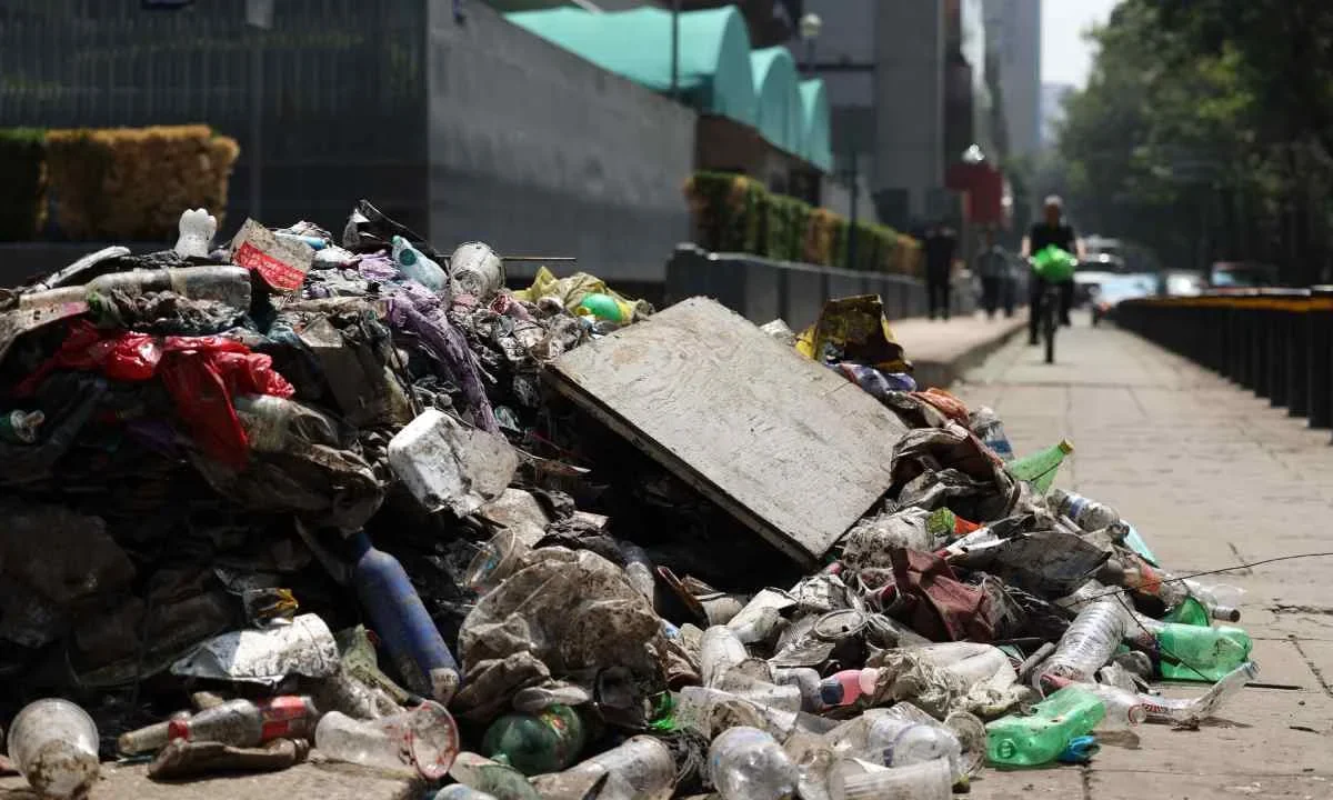 El Gobierno de la CDMX pide no tirar basura durante el Mundial; además instalarán contenedores en Paseo de la Reforma como apoyo para la limpieza de la capital.