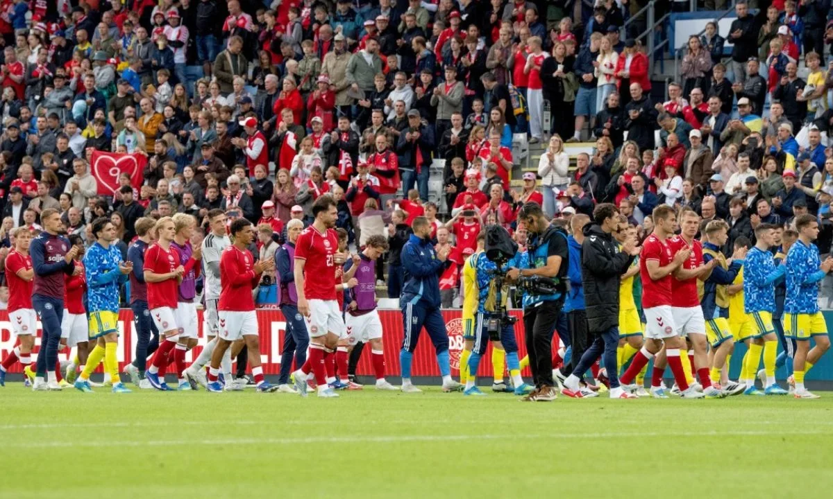 Christian Eriksen, futbolista danés que lleva un desfibrilador desde que sufrió un paro cardíaco, se volvió a desplomar en el terreno de juego.