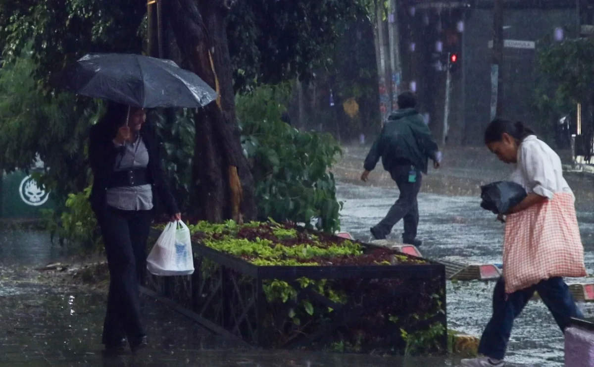 Clima hoy: fuertes lluvias, tormentas eléctricas y posible caída de granizo afectarán estados del centro, sur y occidente de México, mientras la onda de calor continuará en el norte y noroeste del país.