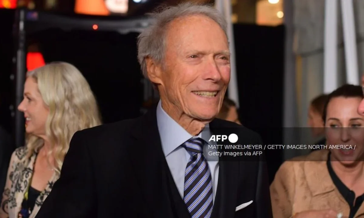 Con 96 años recién cumplidos, el actor y director Clint Eastwood estaría retirado de la industria de Hollywood según declaraciones de su hijo.